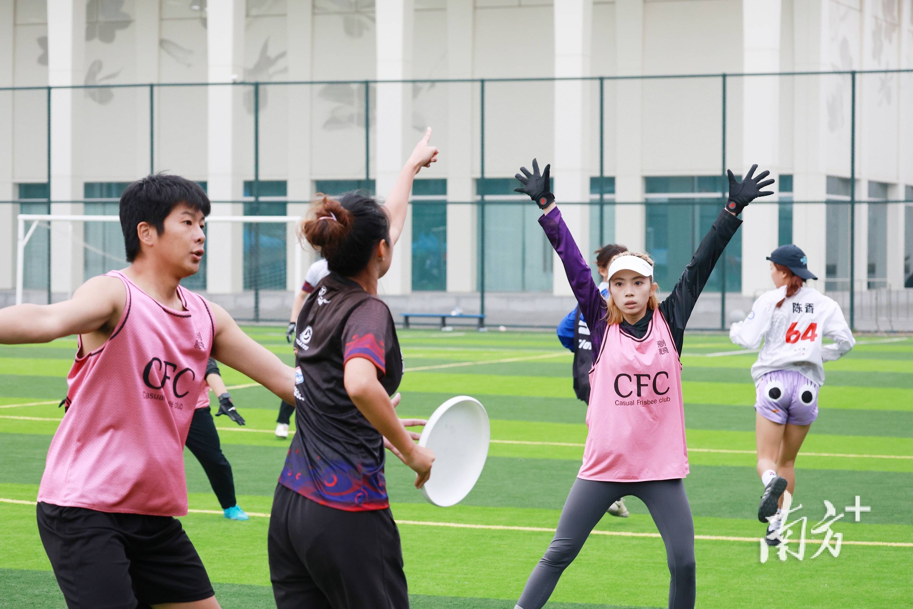 od体育注册-女子足球比赛中选手们实力均衡