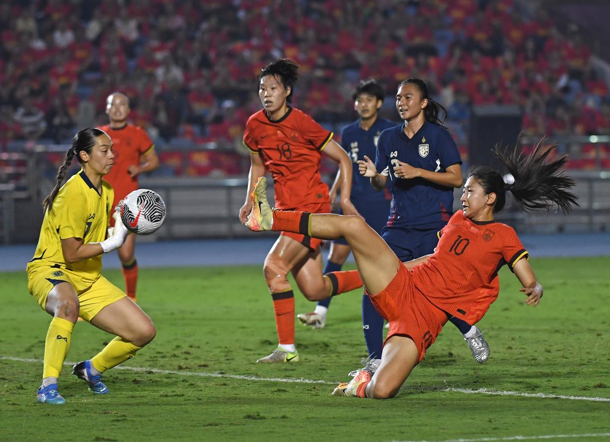 od体育入口-包含国际足球联赛：女性选手夺得榜首位置的词条