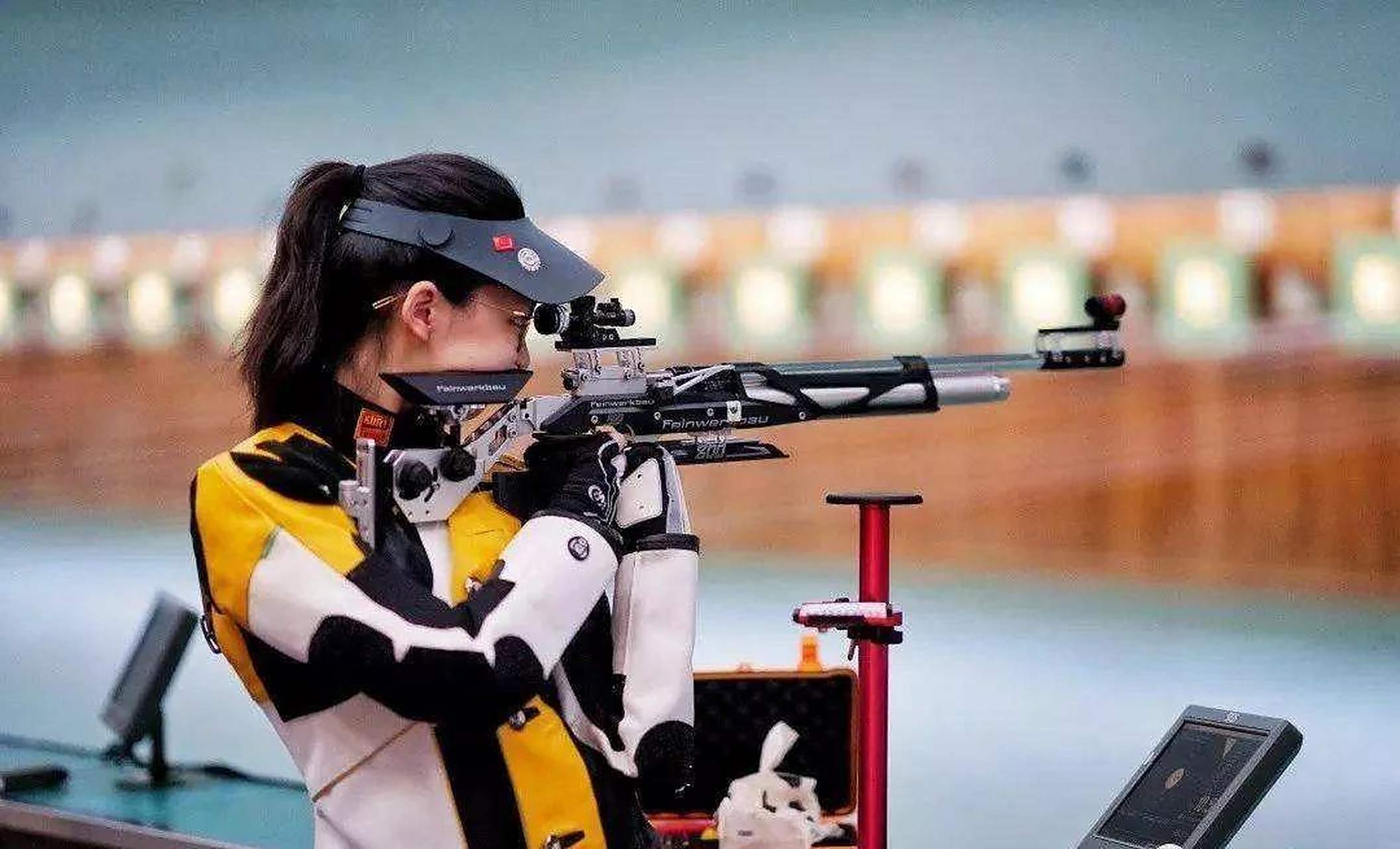 射击选手心理素质超群,击中靶心