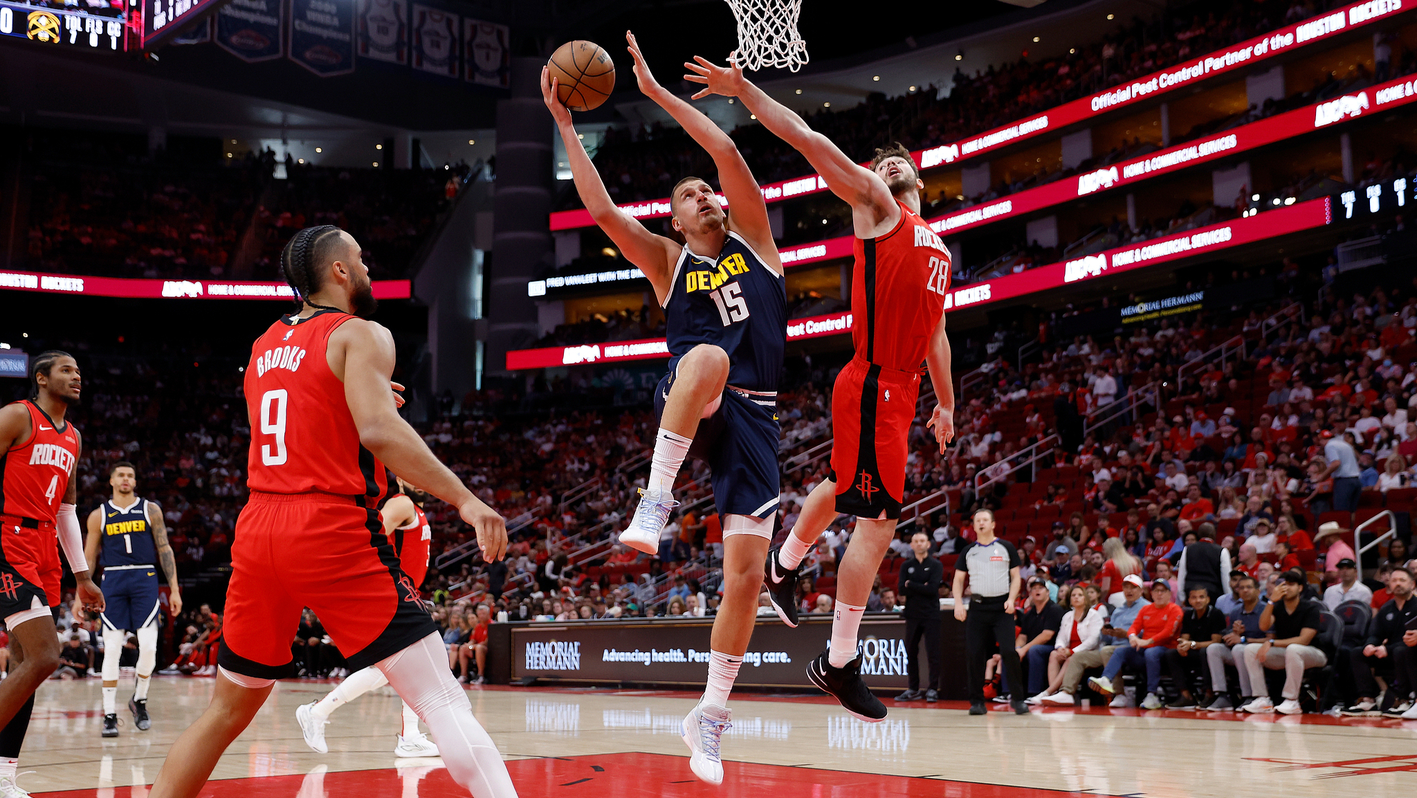 od体育官网-火箭再胜掘金,领先系列赛